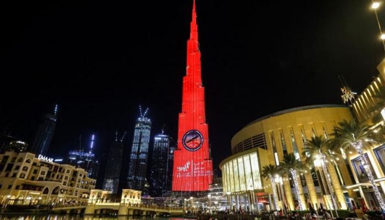  برج خليفة يكتسي باللون الأحمر