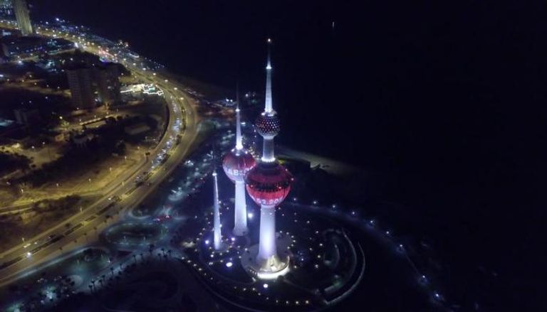 الكويت تضيء أبراجها باللون الأحمر دعما لمشروع مسبار الأمل الإماراتي