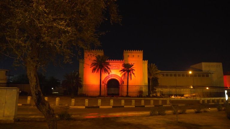 المتحف العراقي يكتسي باللون الأحمر الكويت تضيء أبراجها باللون الأحمر دعما لمشروع مسبار الأمل الإماراتي