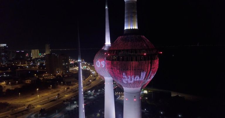 الكويت تضيء أبراجها باللون الأحمر الكويت تضيء أبراجها باللون الأحمر دعما لمشروع مسبار الأمل الإماراتي