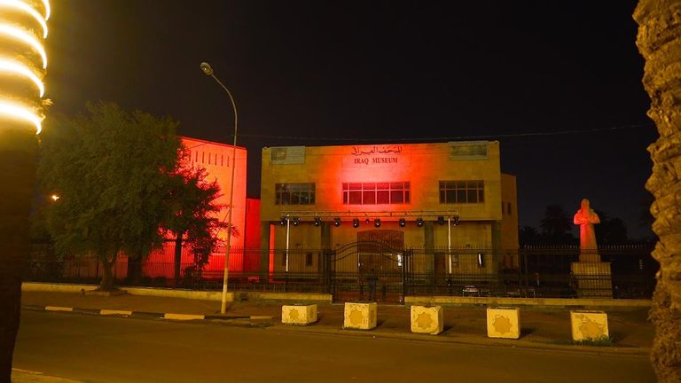 المتحف العراقي يكتسي باللون الأحمر الكويت تضيء أبراجها باللون الأحمر دعما لمشروع مسبار الأمل الإماراتي