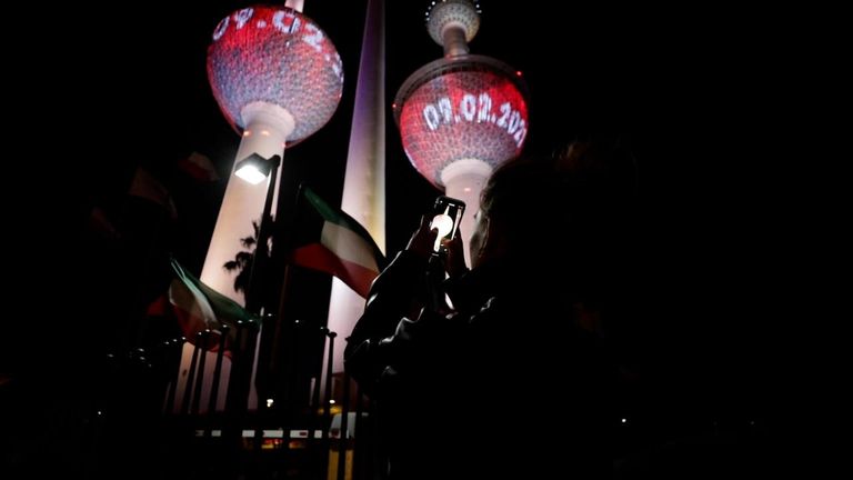 الكويت تضيء أبراجها باللون الأحمر الكويت تضيء أبراجها باللون الأحمر دعما لمشروع مسبار الأمل الإماراتي