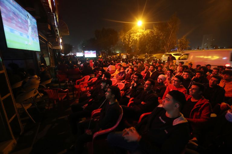 الجماهير المصرية تتابع مباراة الأهلي وبايرن ميونيخ جماهير مصرية تتابع مباراة الأهلي وبايرن ميونيخ