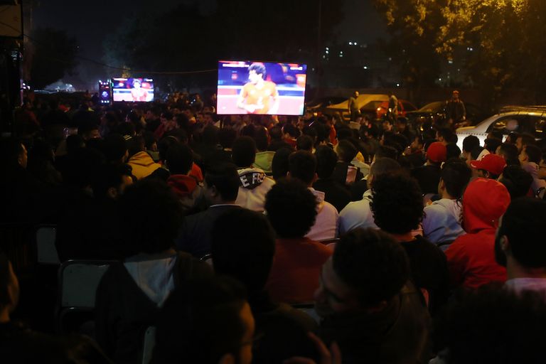 الجماهير المصرية تتابع مباراة الأهلي وبايرن ميونيخ جماهير مصرية تتابع مباراة الأهلي وبايرن ميونيخ