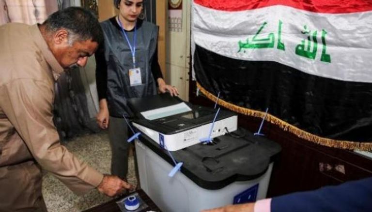 عراقي يدلي بصوته خلال انتخابات سابقة