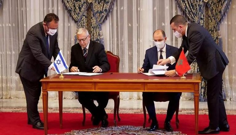 لحظة التوقيع على إحدى الاتفاقيات بين المغرب وإسرائيل