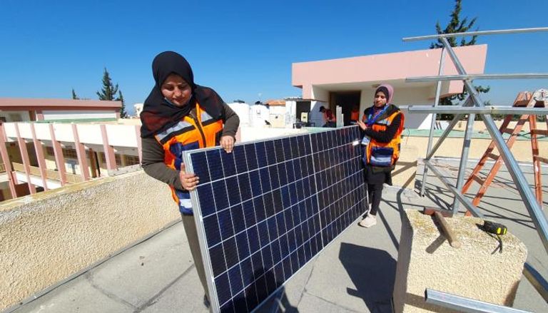 فلسطينيات يعملن في تركيب أنظمة الطاقة الشمسية