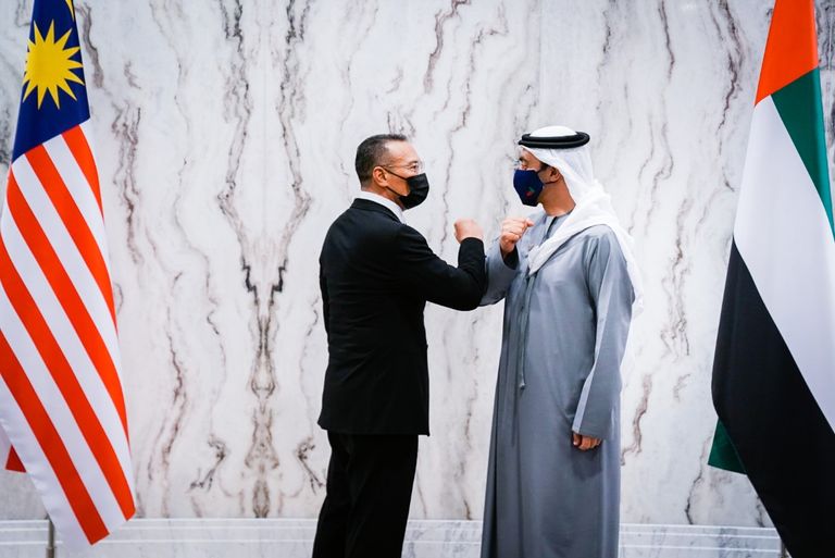 الشيخ عبدالله بن زايد آل نهيان وداتوك سيري هشام الدين حسين علما الإمارات وماليزيا