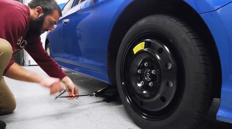 الخطوة الرابعة استبدال إطار السيارة