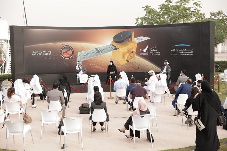 جانب من المؤتمر الصحفي الذي عقده فريق مشروع الإمارات لاستكشاف المريخ "مسبار الأمل" سارة بنت يوسف الأميري خلال المؤتمر