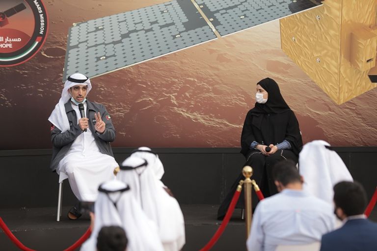 جانب من المؤتمر الصحفي الذي عقده فريق مشروع الإمارات لاستكشاف المريخ "مسبار الأمل" سارة بنت يوسف الأميري خلال المؤتمر
