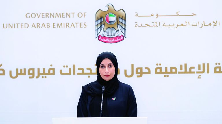 الدكتورة فريدة الحوسني المتحدث الرسمي عن القطاع الصحي في دولة الإمارات الدكتور سيف الظاهري خلال الإحاطة الإعلامية لحكومة الإمارات حول مستجدات كورونا