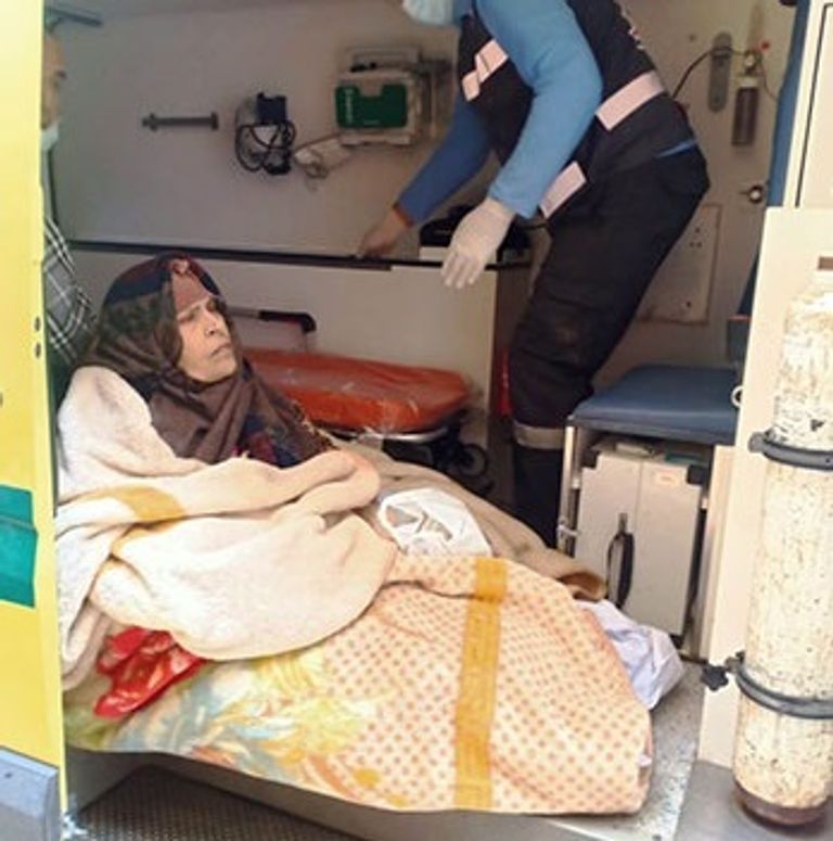 المسنة المصرية في طريقها للمستشفى
