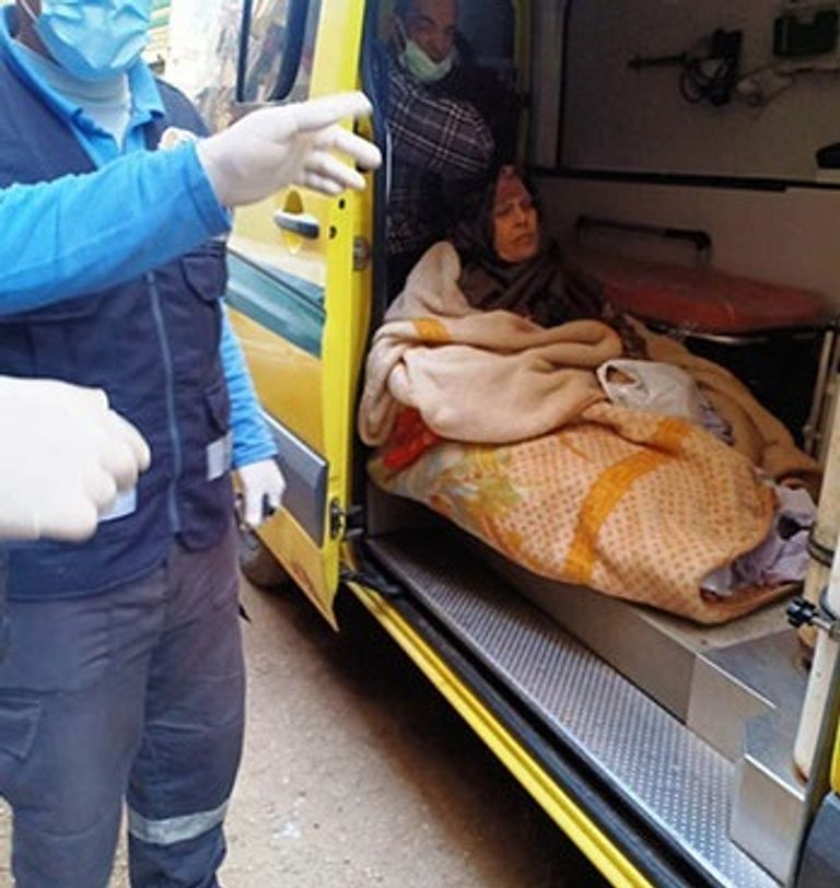المسنة المصرية في طريقها للمستشفى
