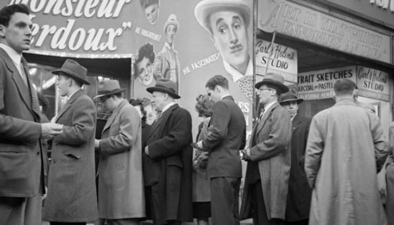 رجال ينتظرون خارج قاعة سينما في مانهاتن عام 1947 لمشاهدة أحد أفلام تشارلي تشابلن