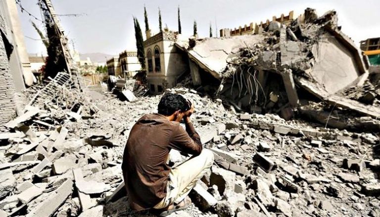 يمني أمام بيته الذي دمرته صواريخ مليشيا الحوثي- أرشيفية