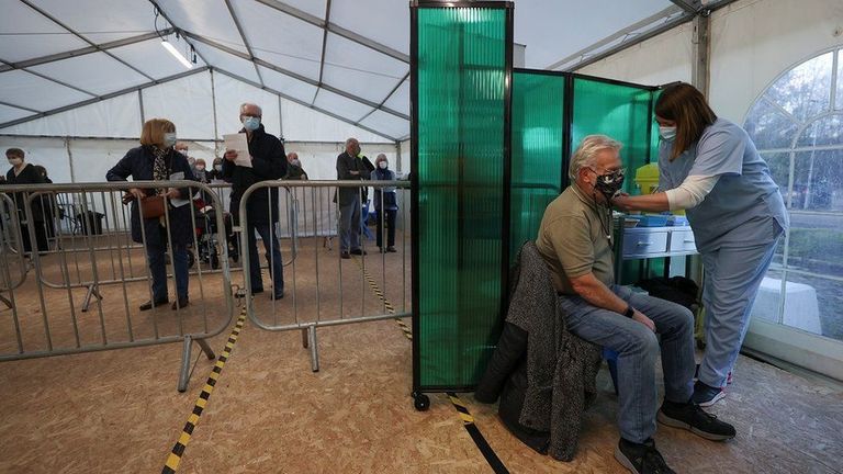 امتلاك الأجسام المضادة لا يعني بالضرورة عدم القدرة على نقل العدوى