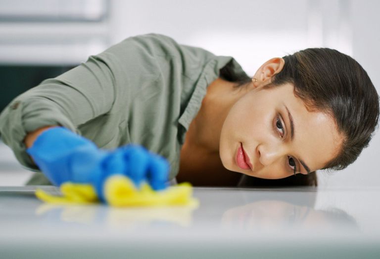 تنظيف وتطهير أرضيات الغرف المختلفة للوقاية من فيروس كورونا - أرشيفية