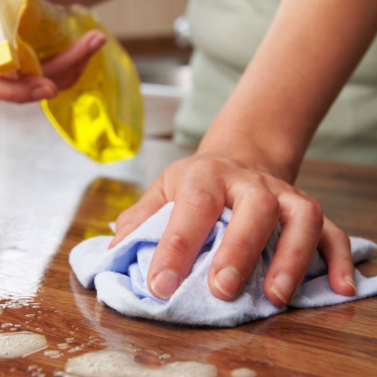 تنظيف وتطهير الأسطح المختلفة للوقاية من فيروس كورونا - أرشيفية