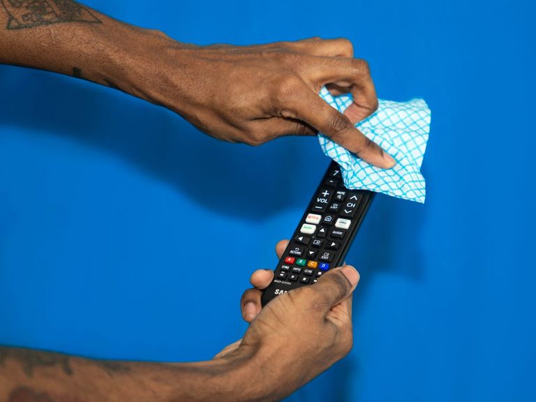 تنظيف وتطهير ريموت التلفاز للوقاية من فيروس كورونا - أرشيفية