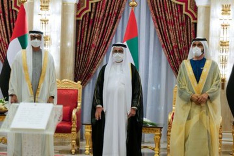 الدكتور أنور قرقاش خلال منحه وسام الاتحاد