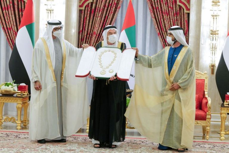 الدكتور أنور قرقاش خلال منحه وسام الاتحاد