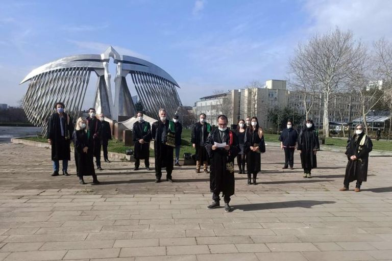 وقفة الأكاديميين داخل جامعة البوسفور