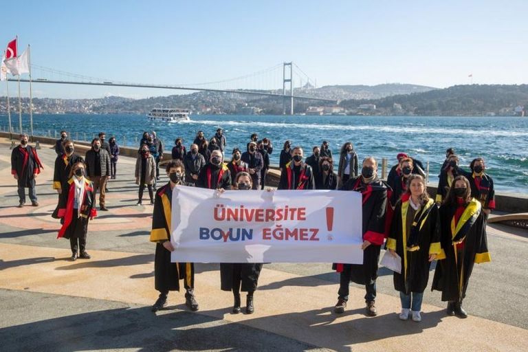 وقفة الأكاديميين داخل جامعة البوسفور