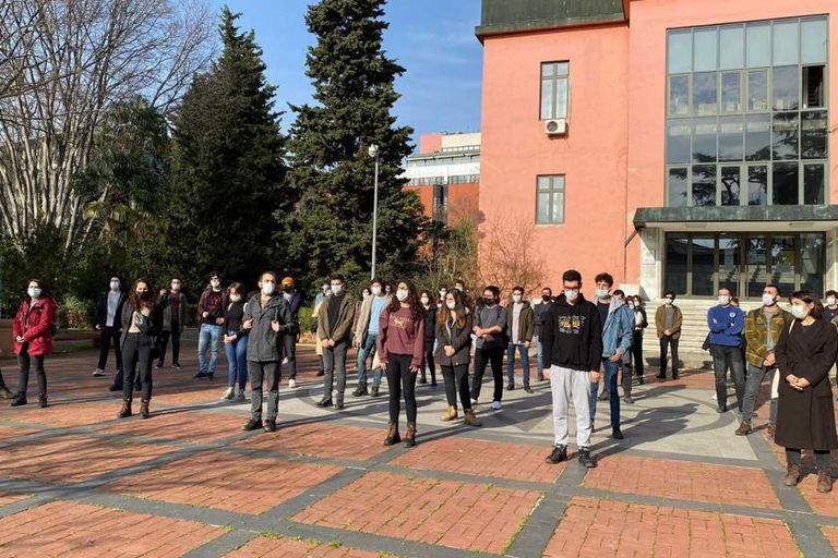 وقفة الأكاديميين داخل جامعة البوسفور