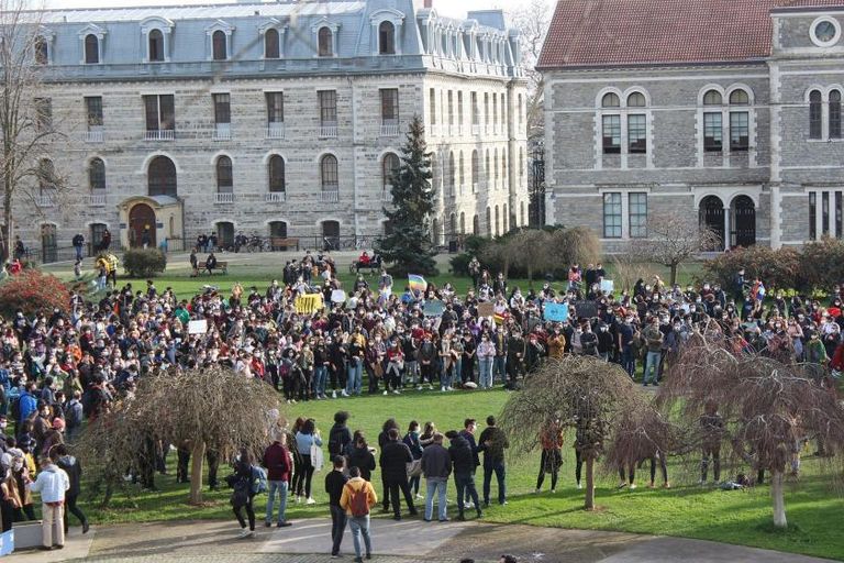 وقفة الأكاديميين داخل جامعة البوسفور