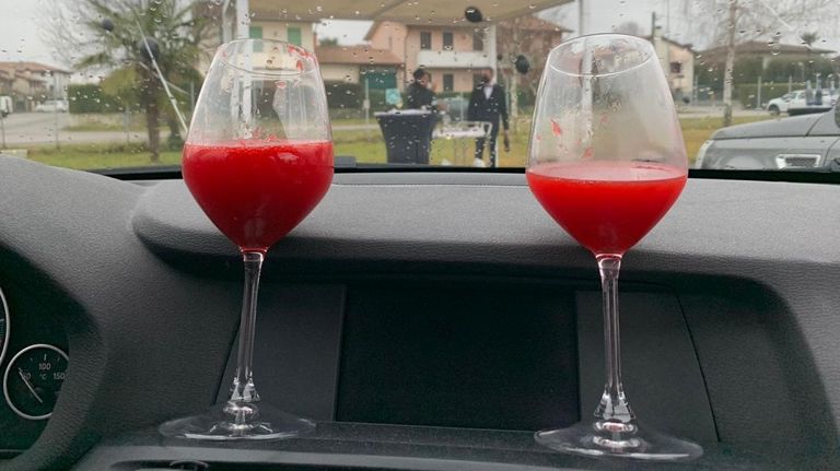 العروسان أثناء تحيتهما للضيوف الجالسين داخل سياراتهم