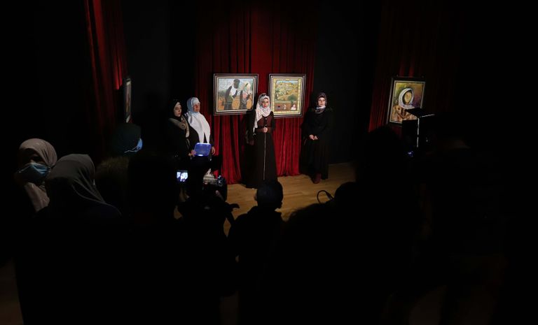 مجموعة من الأعمال المعروضة في المعرض