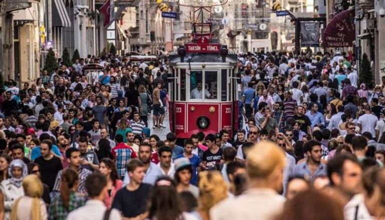 نصف الأتراك يرغبون في هجرة من البلاد