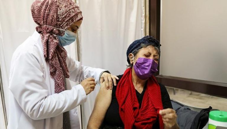تطعيم مسنة بلقاح كورونا في إسرائيل