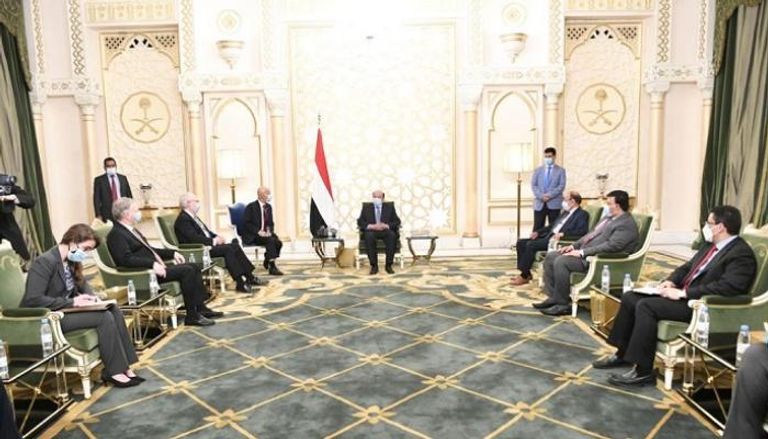جانب من لقاء الرئيس اليمني مع المبعوث الأمريكي