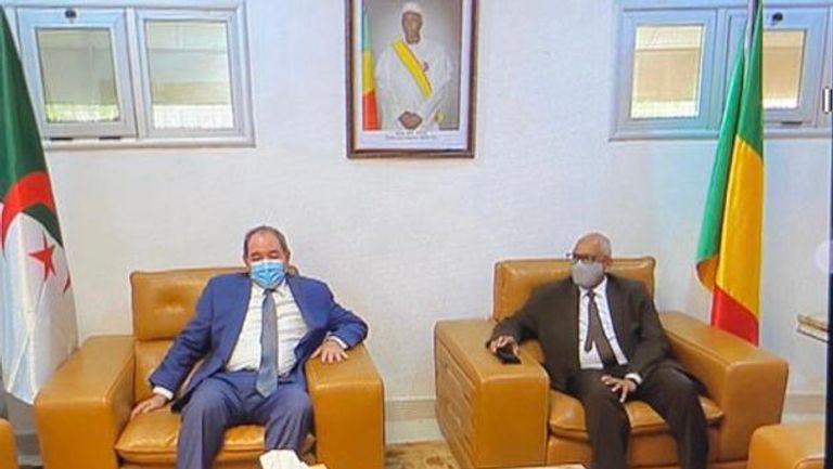وزير الخارجية الجزائري مع نظيره المالي وزير خارجية الجزائر لدى استقباله من رئيس مالي