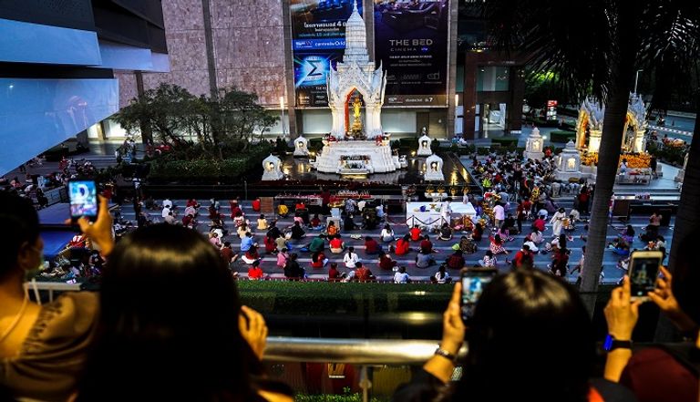 وردة ملفوفة بورق أحمر اللون