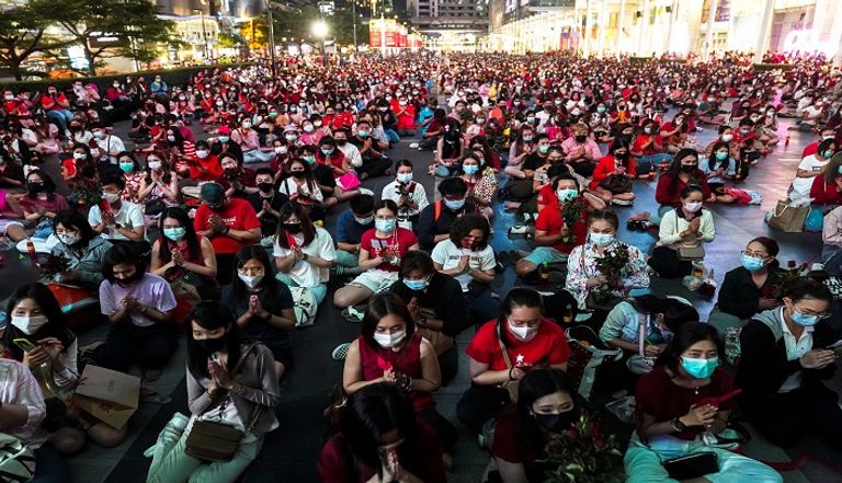 وردة ملفوفة بورق أحمر اللون