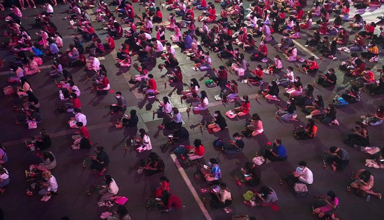 وردة ملفوفة بورق أحمر اللون