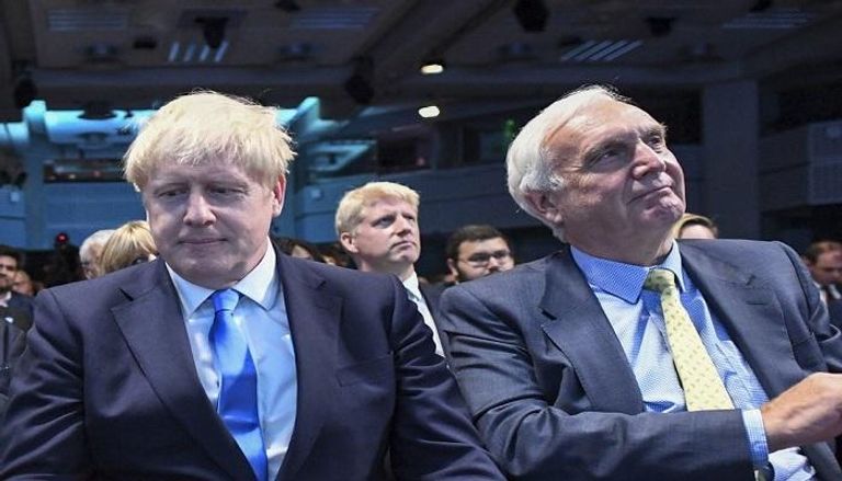 إدوارد ليستر  خلال لقاء سابق مع رئيس الوزراء البريطاني بوريس جونسون