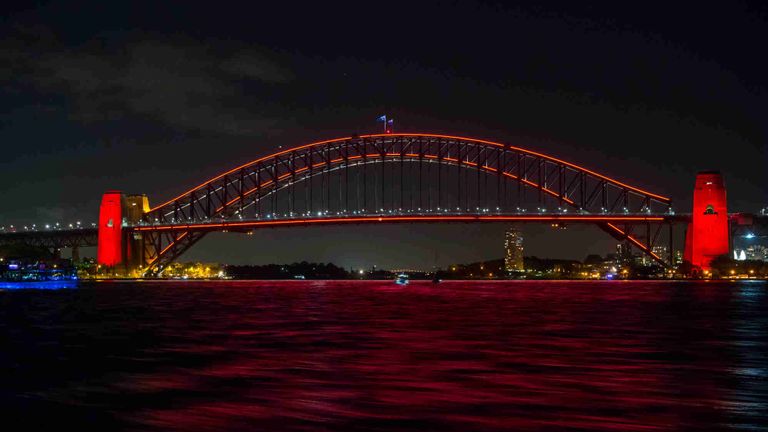 أشرعة أوبرا سيدني تكتسي باللون الأحمر