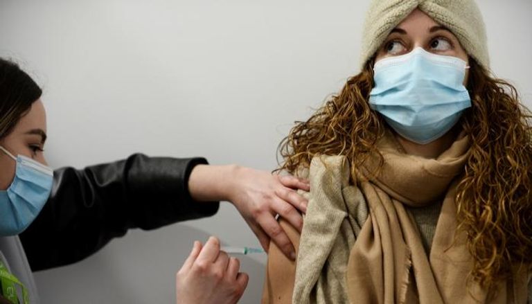 التطعيم يقلل حصيلة الإصابات بفيروس كورونا