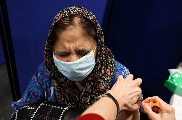 التطعيم يقلل حصيلة الإصابات بفيروس كورونا