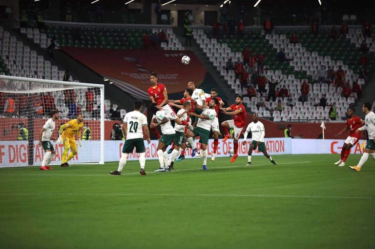 من مباراة الأهلي وبالميراس في كأس العالم للأندية برونزية المونديال تزين عنق لاعبي الأهلي