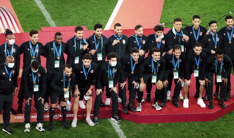 فريق الأهلي يحتفل ببرونزية كأس العالم للأندية برونزية المونديال تزين عنق لاعبي الأهلي