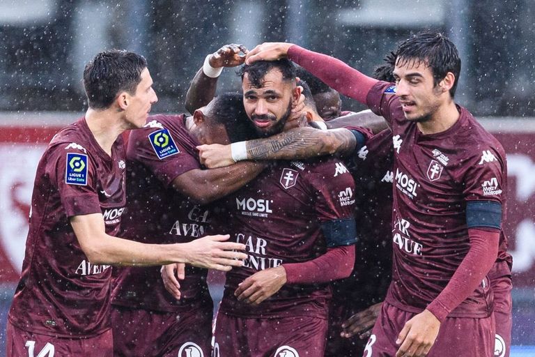 الجزائري فريد بولحية لاعب ميتز الفرنسي وسط زملائه الجزائري فريد بولحية لاعب ميتز الفرنسي