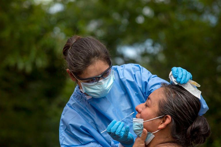 سيدة تجري فحص كورونا