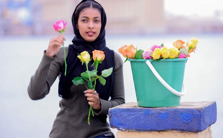أيقونة الورد طالبة جامعية تنثر السعادة في السودان 
