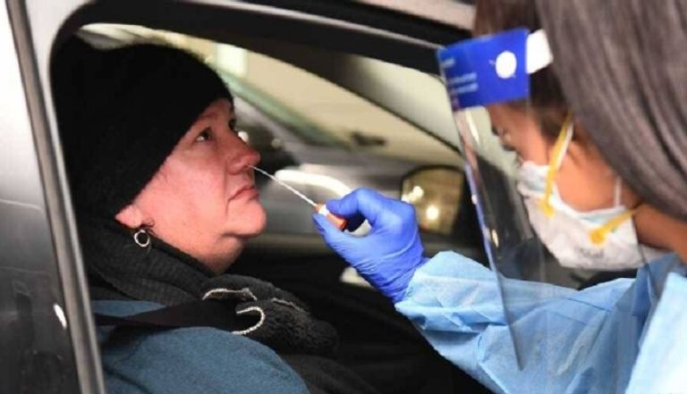 سيدة تخضع لاختبار فيروس كورونا