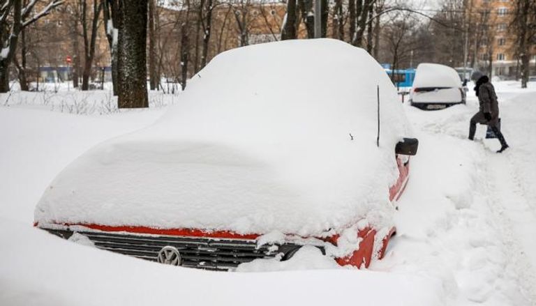 الثلوج تغمر سيارة بالكامل في موسكو